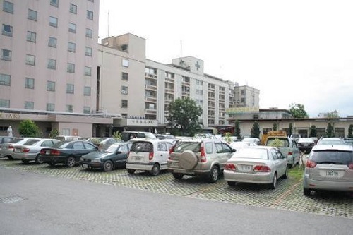 聖母醫院舊址於柏油路後方，現已成為聖母醫院停車場。