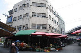 租用民族路林大鼻議員家屋作為教友彌撒場所，現為羅東開元市場。