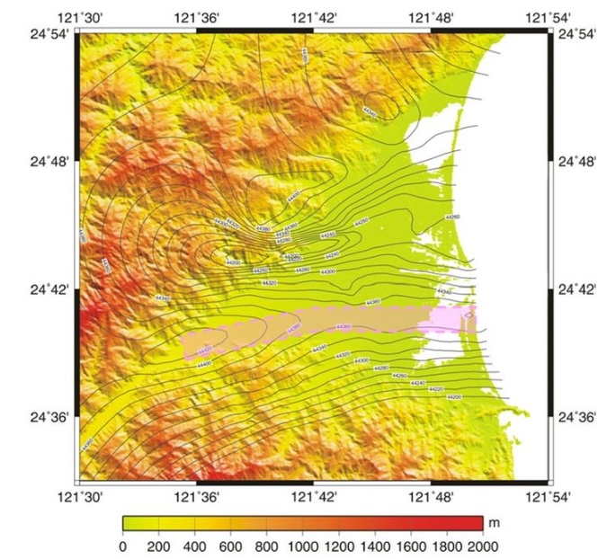 圖4 宜蘭平原之磁力異常圖（改繪自Yu and Tsai, 1979）。從羅東到三星有一東西向的高磁力異常區（粉紅色區塊），該地區地底下可能存在一火成岩體或一斷層