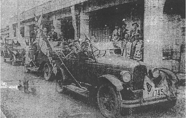 宜蘭酒煙草賣捌所聯合宣傳車隊促銷照片 （照片來源：1931（昭和6）年12月3日台灣日日新報第3版）