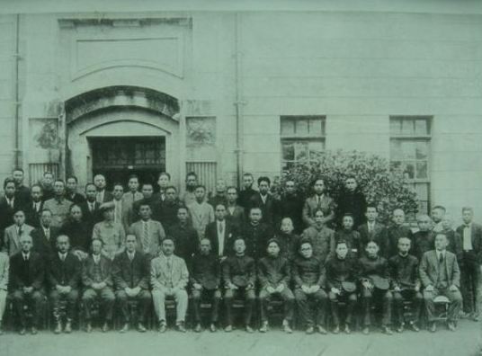 宜蘭出張所官職員及賣捌人 (照片來源：福田廣，1937，《台灣專賣事業之人物》，頁首照片)