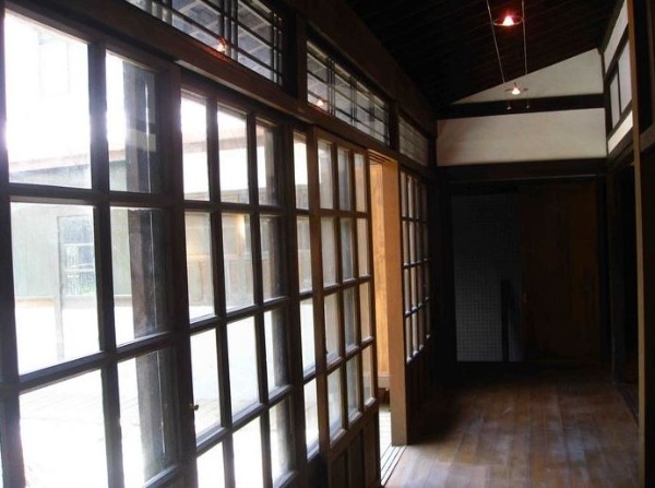 緣側走廊為日式住宅較窄的外廊，一邊接房間，另一邊臨庭院，有採光功能