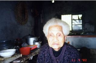 92歲高齡的高春妹，耳聰目明，自己燒水、做飯