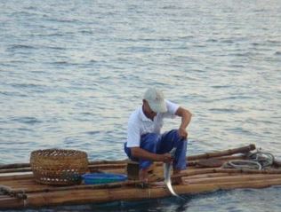 南方澳漁民在竹筏上以手釣漁法作業