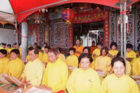 中元普度及放水燈的活動，與佛教、道教均有相當之淵源