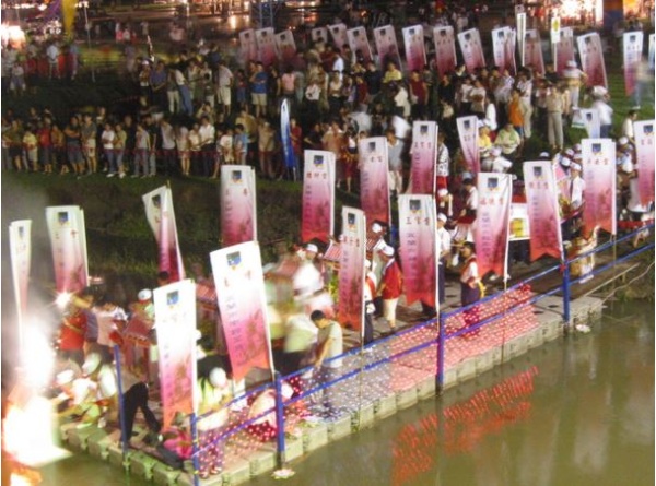 「宜蘭城，水燈會」排隊施放水燈人潮 (莊雅惠 攝，2002年)