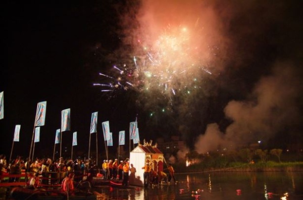 超大型水燈頭依例也放流宜蘭河中，子夜12時正大會燃放焰火慶祝