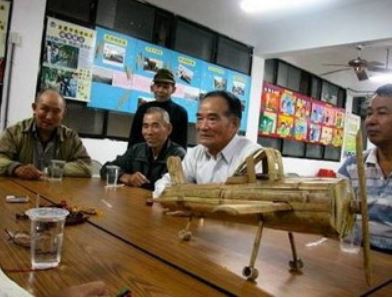 耆老圍著竹飛機小模型討論製作方法