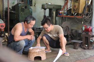 鐵工師傅(左)設計師蕭永明(右)正在討論燈座的外型與施作重點
