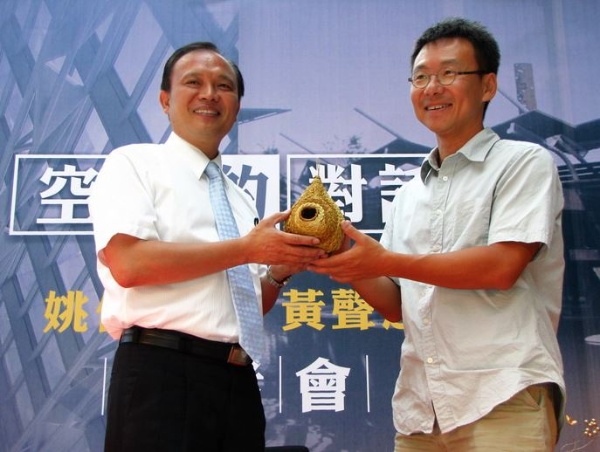 在「空間的對話」記者會中，林聰賢縣長(左)將「鳥類餵食器」贈予黃聲遠建築師(右)(莊雅惠 攝)