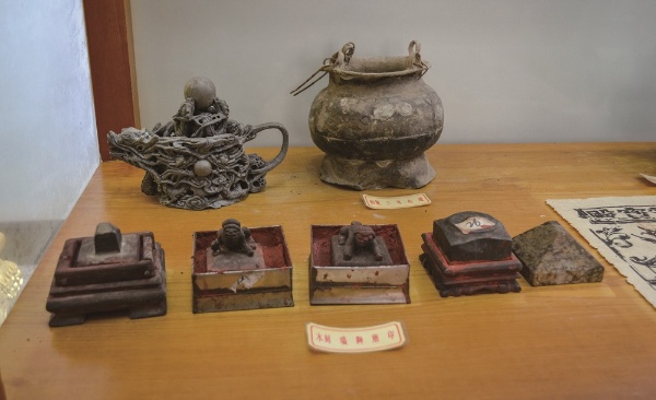 陳列於慶雲宮文物館中之舊時文物。(張恆瑞 攝)