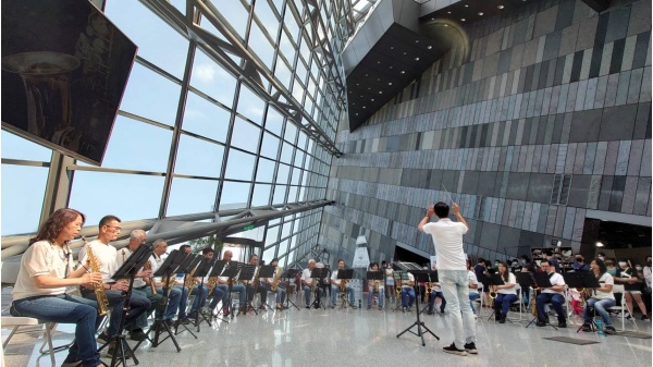表演團體於博物館大廳進行演奏