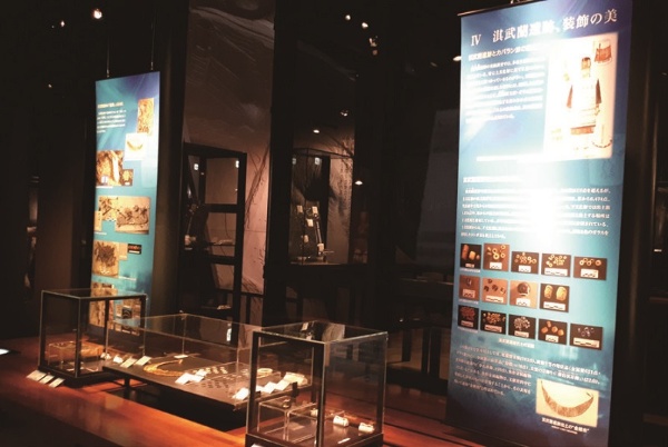 於日本宮崎縣立西都原考古博物館展出之淇武蘭文物及解說圖版