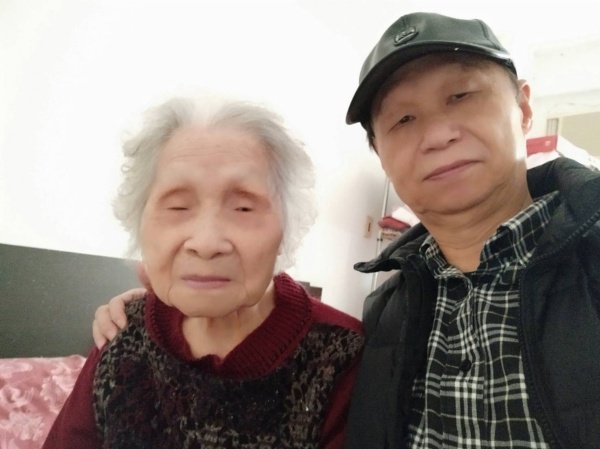 楊老師與母親的合照，老師所撰之家族史料不少來自101歲母親的口述。（楊基山提供）