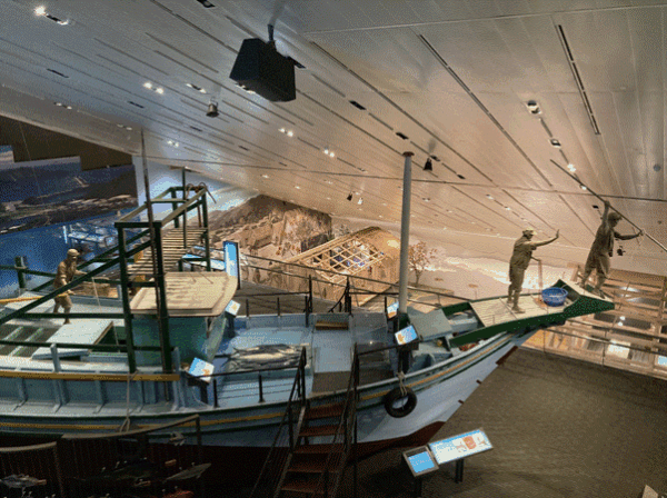 蘭博展示的鏢旗魚船「南風一號」就是標準的「點」捕魚(攝影：郭毓璞)