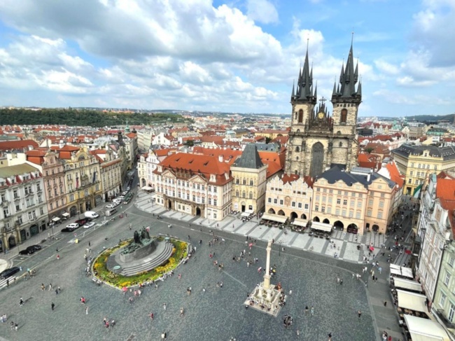 囊括哥德式、巴洛克式、新文藝復興、新藝術、立體派等多元建築風格併肩矗立的布拉格古城。