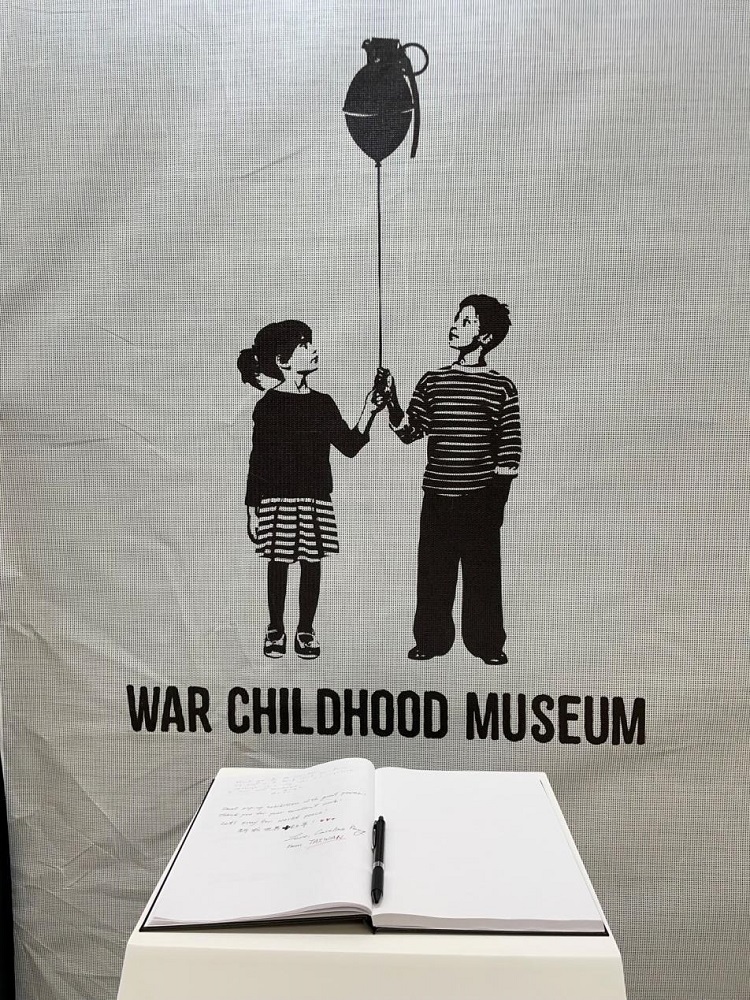 戰爭兒童博物館另人心碎的博物館主視覺，以及「傾聽展」廳外的觀眾留言簿