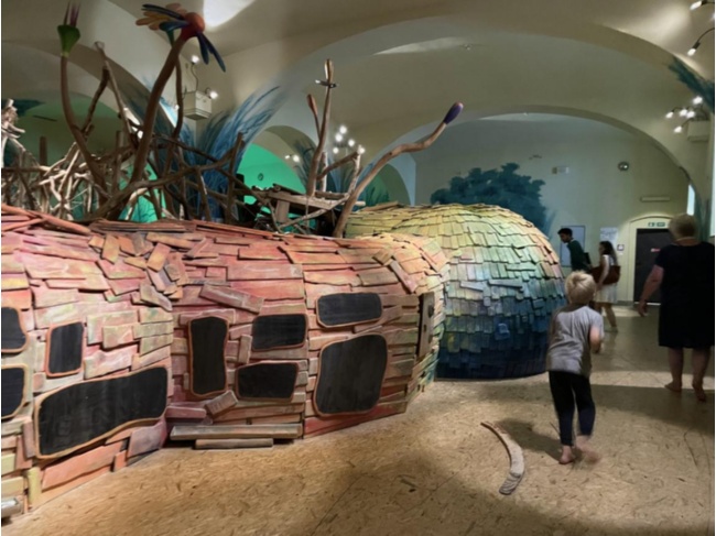 皮塞克的兒童博物館Sladovna Pisek Gallery中的「螞蟻展廳」孩子們假裝成螞蟻，歡欣地奔跑忙碌著