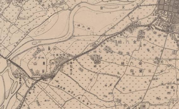 1921年「日治二萬五千分之一地形圖」中標示「宜蘭手押台車軌道」，即是宜蘭外員山間輕便鐵道路線。