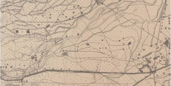 1921年「日治二萬五千分之一地形圖」中標示「手押台車軌道」，即是廣西往西至九芎湖之輕便鐵道路線。
