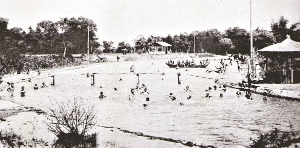 約在1922 年前後，水利當局在南門圳與月眉圳分流的水門上段河道，規劃成羅東第二座公園的預定地，於是打造一 座寬敞的蓄水池，順勢成了夏季戲水游泳的好去。（宜蘭縣史館典藏）