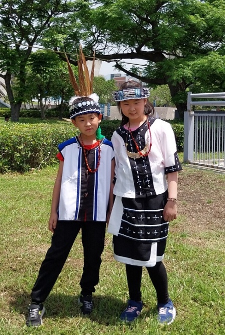 穿戴噶瑪蘭族服飾的小朋友合影