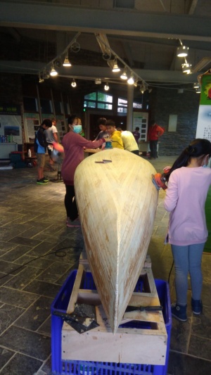 自造獨木舟，學習造舟技巧以及工匠對細節的堅持
