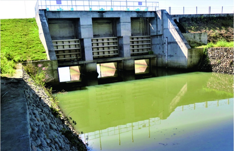 浮洲溪水注入蘭陽溪的閘門完成後，霞堤的樣式立即消失。（陳財發提供）