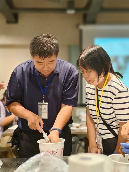 陳志勇老師傳授學員標本製作的技巧。