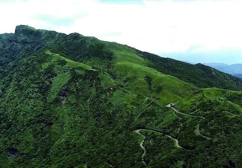 圖1-2-13-1 沿草嶺古道至嶐嶺古道的峰脊屬澳底層，嶐嶺古道旁的七星堆即為澳底層的塊狀砂岩所堆疊而成的。（來源：林建呈及游牧笛所拍攝）