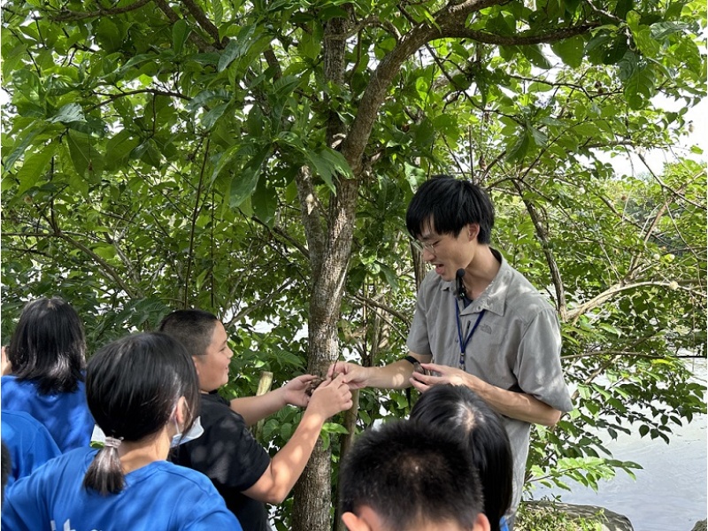 講師分享「科學繪圖」的自然觀察經驗與重點，並帶領同學在蘭博園區分組作不同植物的觀察、紀錄。