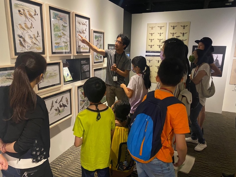 繪自然特展導覽-李政霖老師針對自己的鳥類科學繪圖選展作品補充介紹。(林欣怡 攝)