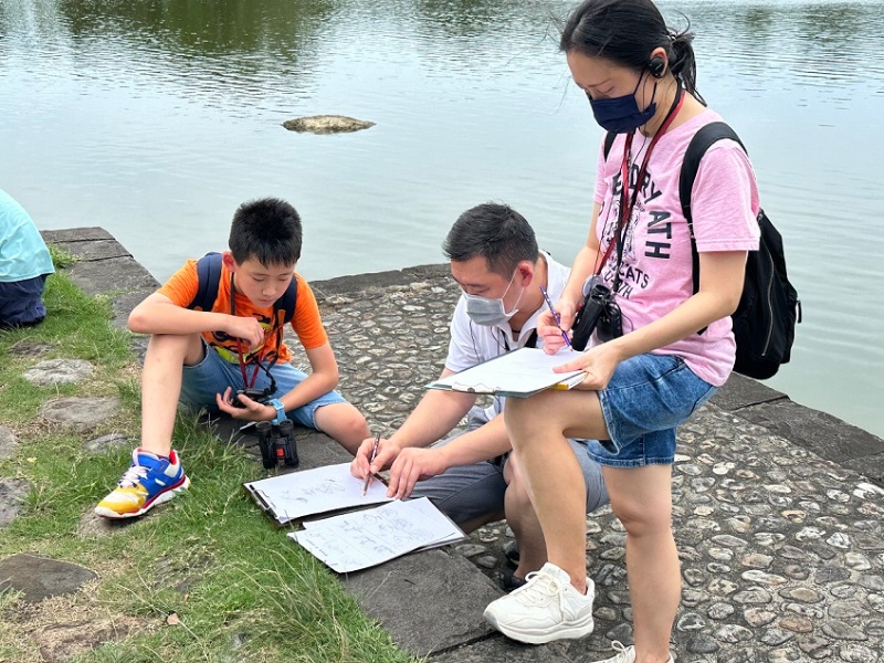學員在園區中進行生態觀察與紀錄。