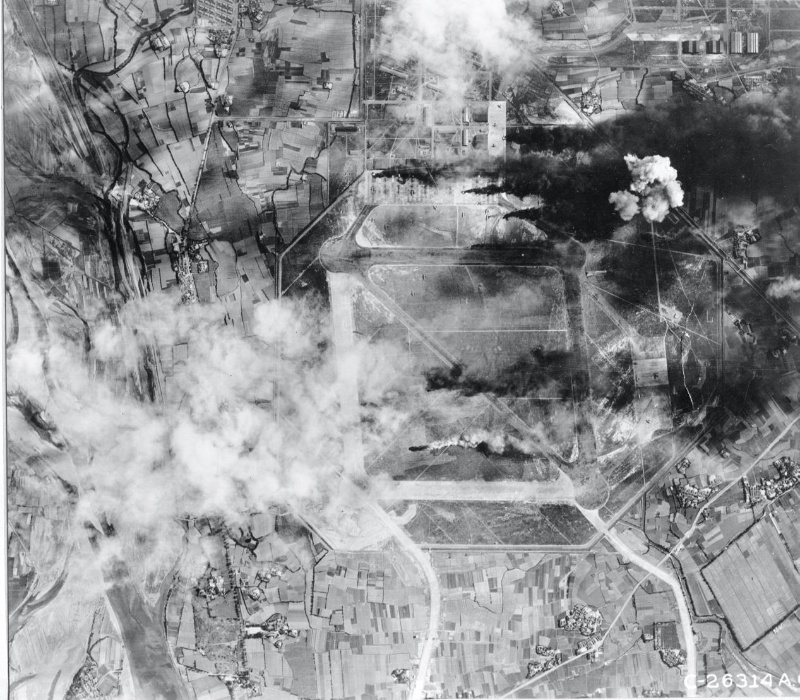 圖2-4-01 1943年11月25日，美軍對新竹基地實施首次炸射。 資料來源：美國國家檔案館（NARA）
