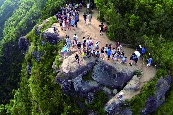 圖1-3-6 頭城大溪的鷹石尖，因為堅硬的砂岩而形成陡直的峭壁山崖。（來源：https://www.youtube.com/watch?v=ytZgoDEDcU4）