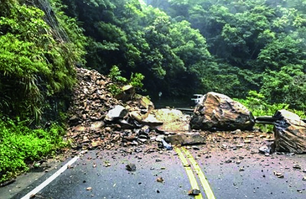 圖1-3-7 頭城北宜公路沿線的邊坡常因強風豪雨而發生崩塌之災情。（來源：2019 年6 月6 日三立新聞網）
