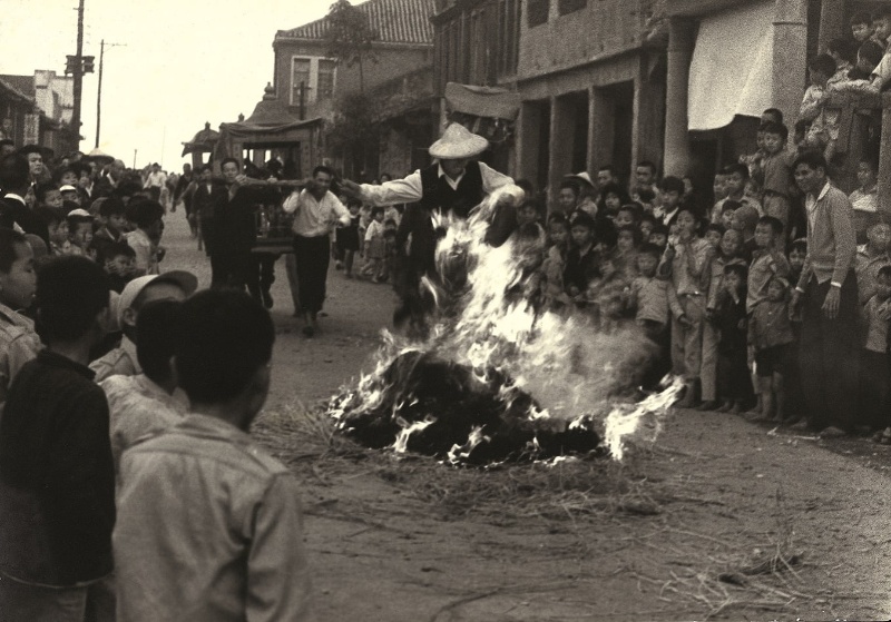 利澤老街上所舉辦的過火儀式，村民兩側夾道簇擁觀看。