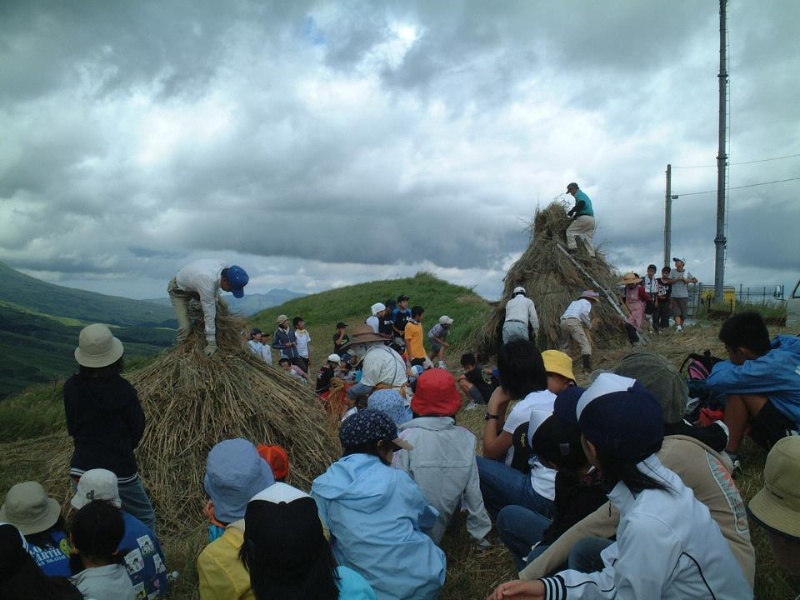 圖9：於阿蘇山舉辦紮稻草屋體驗活動，除了居民受益，也可將當地文化傳承下去。