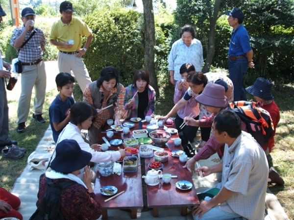 圖12：透過飲食與當地住民交流的食文化展示活動。