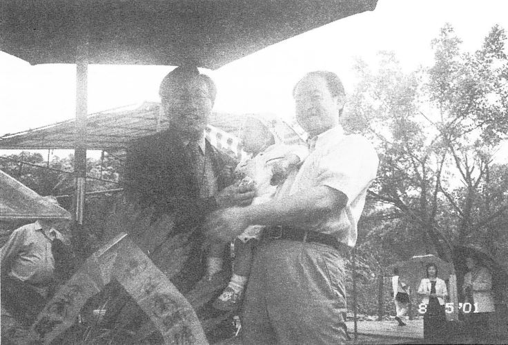 頒發家族寶寶紀念品