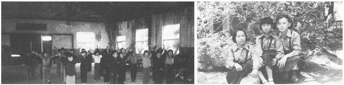 左圖為60年代的學童在牆垣斑剝的禮堂中唱遊，學進國小校園采風館提供/右圖為作者(中)小學時與同學在荷花池畔的石頭上合影。戴皖華提供