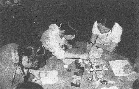 老師們在白米木屐村參加木屐彩繪活動。蘭陽博物館籌備處提供