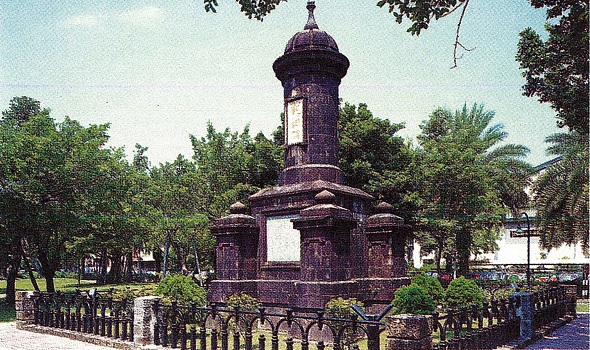 2-1宜蘭市獻馘碑<br>在中山公園內，1909年興建，為石砌方形圓頂的紀念塔，莊嚴的陳述了山地泰雅人，與平地漢人、日本人之間，一段從戰爭到和平的歷史。