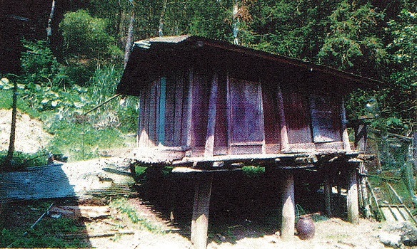1-6大同鄉泰雅人穀倉<br>干欄式的穀倉是泰雅族人傳統生活中重要的建築物，以木、竹構造為主，設有防鼠板是其特色，用以儲藏糧食及工具。