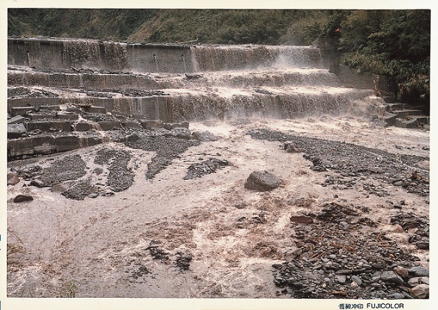 圖二1986年9月艾貝颱風大同鄉瑪崙溪攔沙壩之災情。
