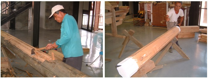 左圖為匠師以斧頭砍劈原木施作通樑/右圖為匠師靈活的運用墨斗彈出弧形墨線在八角形長毛料上，以施作梭形屋。