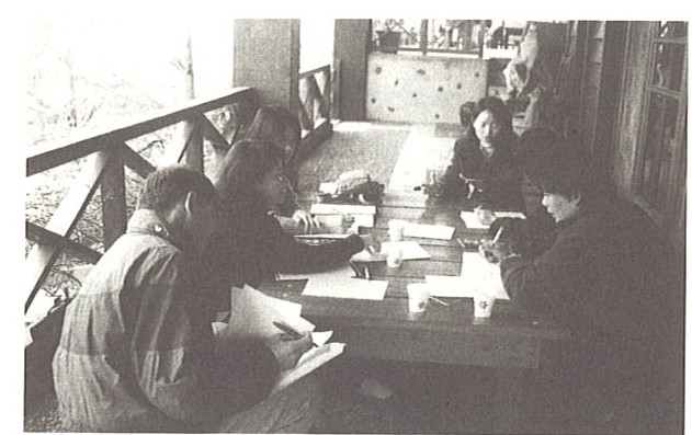 「社區資源調查計畫」的工作人員正認真的討論彼此田野調查。攝於羅東北成庄荷花形象館