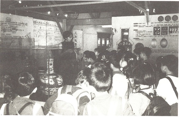 力行國小的小朋友舉精會神的聽導覽姐姐解說歷代酒器。攝於宜蘭酒廠甲子蘭酒文物館