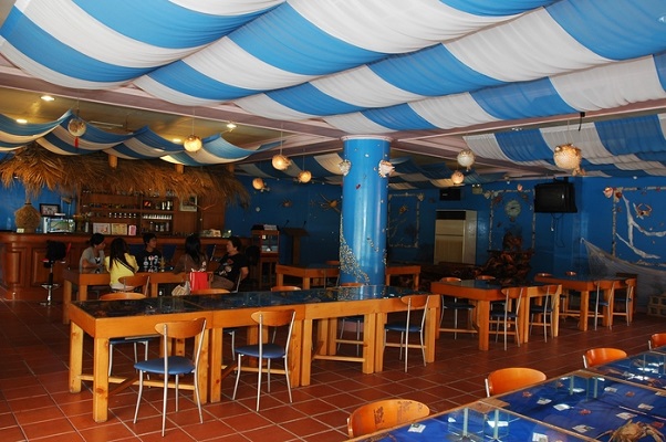 圖三：洋溢著海洋風味的咖啡廳，從設計到施工都由螃蟹館員工一手包辦。