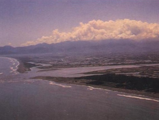 蘭陽溪出海口沙嘴地形。